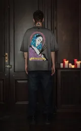 Remera gris de manga corta y cuello redondo, con calce oversize y estampado sublimado de una ilustración con una mujer, espadas y rosas.