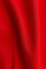 Remera roja entallada de punto interlock pesado, con cuello redondo, mangas cortas, pinzas moldeadoras en la cintura y bajo acampanado.