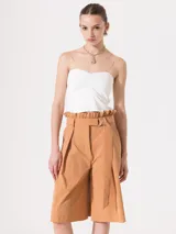 Bermuda de fit amplio en color marrón, con bolsillos estilo cargo y lazo a la cintura con volados.