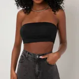 Top strapless negro ajustado al cuerpo.