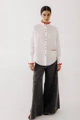 Camisa de algodón 100% blanca, con detalle de cuello y puños en crochet hecho a mano.