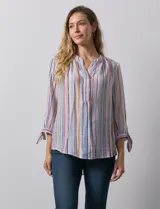 Blusa estampada con cuello a la base y escote en V. Manga 3/4 con lazo.