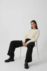 Sweater de poliéster color bordó, con diseño de ochos, corte holgado y cuello a la base.