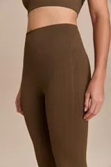 Calza larga color marrón de tejido acanalado, con cintura alta y diseño sin costuras.