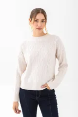 Sweater color crudo de tejido de punto con diseño de trenzas.