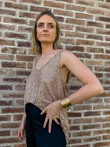 Musculosa de lentejuelas color beige con escote en V y breteles anchos. Presenta un diseño de calce cómodo y acabado brillante.