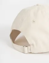 Gorra de gabardina negra con efecto lavado y bordado frontal con la palabra "Stories". Ajuste trasero con hebilla metálica.