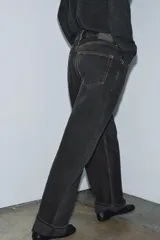 Jeans de mujer tiro medio, corte ancho (baggy) y pierna recta, con efecto lavado azul claro. Presenta cinco bolsillos y bajo acabado con vuelta ancha.