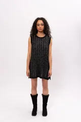 Vestido negro de tejido de punto con hilos plateados, corte recto y sin mangas.