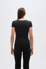 Body de manga corta color blanco, confeccionado en poliamida, de corte ajustado al cuerpo y cuello redondo a la base.