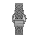 Reloj de acero plata con diseño minimalista y correa de malla metálica, resistente al agua.