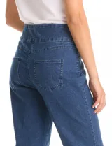 Jegging de algodón elastizado color gris claro, con pretina ancha elastizada de tiro alto, bolsillos laterales simulados con remaches metálicos y bolsillos traseros funcionales.