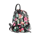 Mochila pequeña de símil cuero color negro con estampado de flores rosas, rojas y blancas. Tiene un bolsillo frontal con cierre, un compartimento principal con cierre, dos bolsillos internos abiertos y uno con cierre. Las correas son regulables y tiene un asa fija.