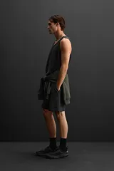 Bermuda jogger negra confeccionada en tejido de algodón con interior de rizo, cintura elástica ajustable con cordón y bolsillos laterales.