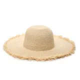 Sombrero de paja color beige con ala ancha y borde desflecado.