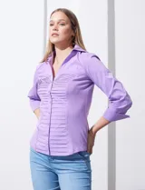 Camisa blanca de algodón marca Zac & Rachel, con cuello con solapa, abertura central con botones, delantera tableada y laterales elastizados.
