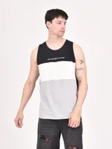 Musculosa deportiva de hombre con diseño de bloques de color: negro en la parte superior, blanco en el medio y gris melange en la parte inferior.