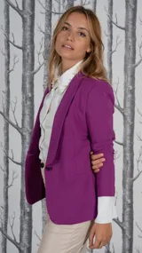 Blazer magenta de corte clásico con solapas y mangas largas.