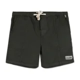 Bermuda de color verde oscuro, estilo cargo o utilitario, con cintura elástica y cordón de ajuste blanco. Presenta paneles verticales cosidos y un pequeño bolsillo cuadrado en el muslo derecho con etiqueta de marca.