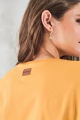 Remera de algodón color camel con escote en V y detalle de lurex en el cuello, calce al cuerpo.