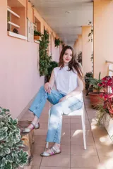 Ballerinas chatitas de cuero degradado en tonos coral y rosa, con puntera de glitter fino y triple tira en el empeine.