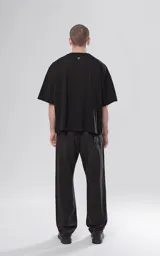 Remera de manga corta color negro con corte boxy fit, realizada en tejido jersey americano.