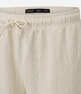 Bermuda masculina color crudo confeccionada en jacquard texturizado. Posee cintura elástica con cordón ajustable y bolsillos laterales.