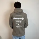 Canguro blanco con capucha y cordones ajustables, puños y cintura acanalados. Estampado en la espalda con un sol, olas y la frase "Chasing the waves Santa Barbara".