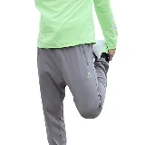 Pantalón de entrenamiento gris con puños, bolsillos laterales con cierre y logo de Topper estampado en verde.