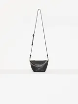 Bandolera negra de cuero vacuno con correa regulable y cadena metálica ornamental. Interior forrado en cuero vacuno con bolsillo interno con cierre.