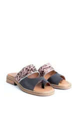 Sandalias bajas de cuero con dos tiras, una de cuero liso color gris y otra con estampado animal print.