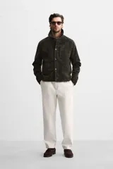 Pantalón de vestir color crema, de corte recto, con bolsillos laterales y traseros de ojal con botón.
