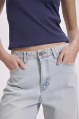 Pantalón de jean celeste claro, de corte ancho y tiro alto.