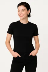 Remera negra ajustada de manga corta y cuello redondo.