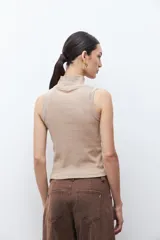 Top sin mangas color tostado melange, de tejido acanalado y cuello alto.