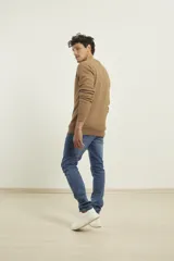 Sweater marrón de punto fino con cuello redondo y mangas largas.