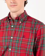 Camisa de cuadros en tonos rojos y verdes, confeccionada en 100% algodón, con corte regular fit y cuello button down.
