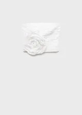 Top blanco strapless con diseño fruncido y maxi flor en el lateral.
