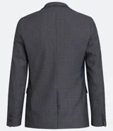 Blazer de hombre, corte slim, color gris oscuro con estampado cuadrillé sutil. Presenta cuello solapa, cierre frontal de un botón y dos bolsillos con solapa.