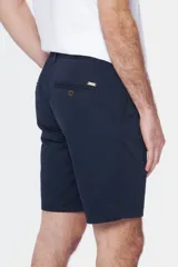 Bermuda de gabardina azul marino, corte recto, con bolsillos laterales y traseros.