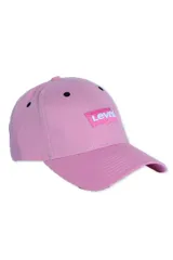 Gorra de béisbol rosa con logo de Levi's bordado en el frente.