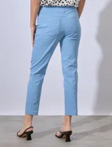 Pantalón azul de gabardina elastizada, marca Ruby Rd. Pretina ancha elastizada, bolsillos delanteros simulados y bolsillos traseros aplicados.