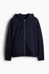Campera con capucha azul marino, con cierre frontal, bolsillos laterales y puños y cintura acanalados.