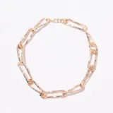 Collar tipo gargantilla de eslabones grandes y alargados, con acabado dorado martillado o texturizado. Posee un cierre de mosquetón.