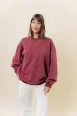 Sweater de mujer color lila con efecto lavado vintage, de calce oversize, cuello redondo y terminaciones acanaladas.