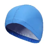 Gorro de natación celeste de poliuretano, con costuras reforzadas.