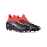 Championes de fútbol Umbro Fuzion, color negro, sin cordones, con cuello de tobillo tejido y suela con tapones para césped. Logo de Umbro en blanco en el lateral.