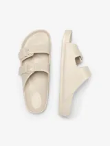 Sandalias planas color beige con doble tira ajustable con hebilla y plantilla anatómica.