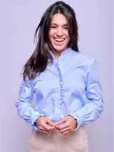 Camisa celeste de algodón con cuello mao y volados en el frente.