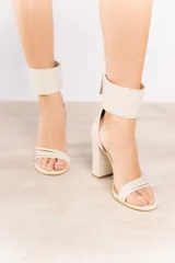 Sandalia de cuero vacuno color negro, con tiras finas en la parte delantera y pulsera ancha en el tobillo con cierre trasero. Taco ancho de 9 cm.